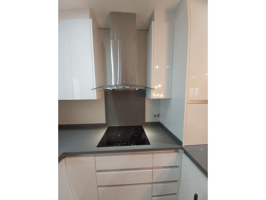 Moradia isolada T3+2, com garagem, jardim e piscina.