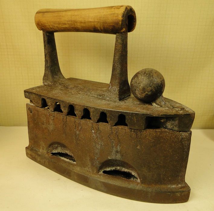 Утюг   чугунный .