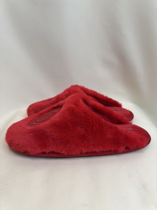 Червоні хутряні капці Victoria's Secret Signature