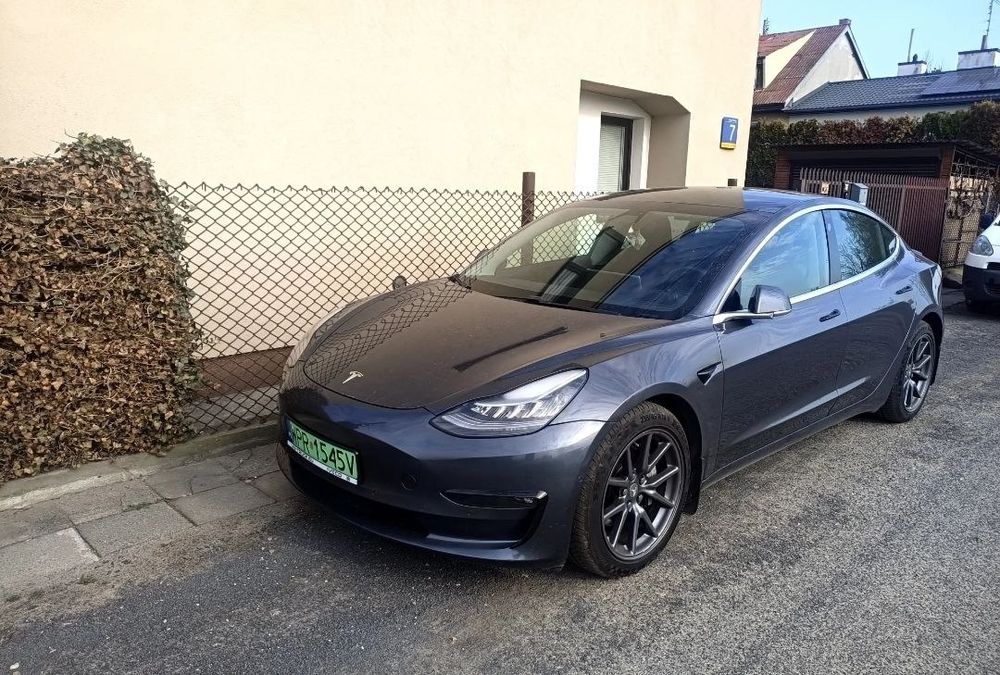 Tesla model 3 електро