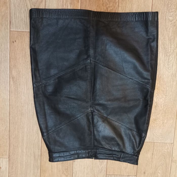 Шкіряна юбка з розрізом