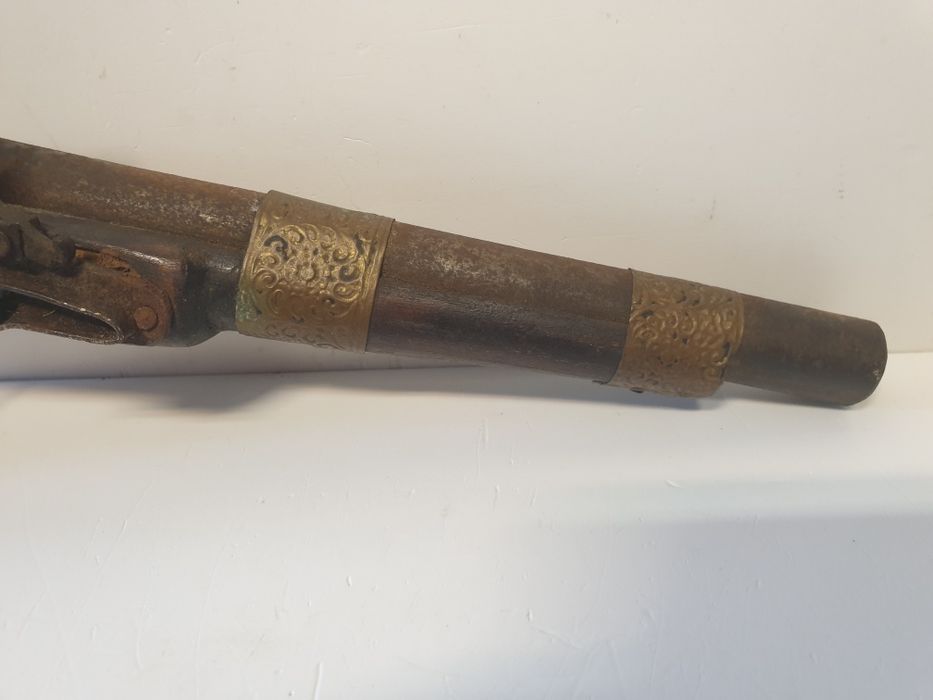 Para decoração: réplica de antiga pistola em madeira com embutidos