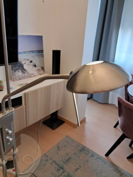 Candeeiro de Pé LED CristalRecord Alari com Dupla Luz, Prateleira e USB
