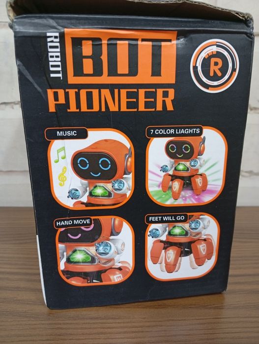 Tańczący robot z pazurkami