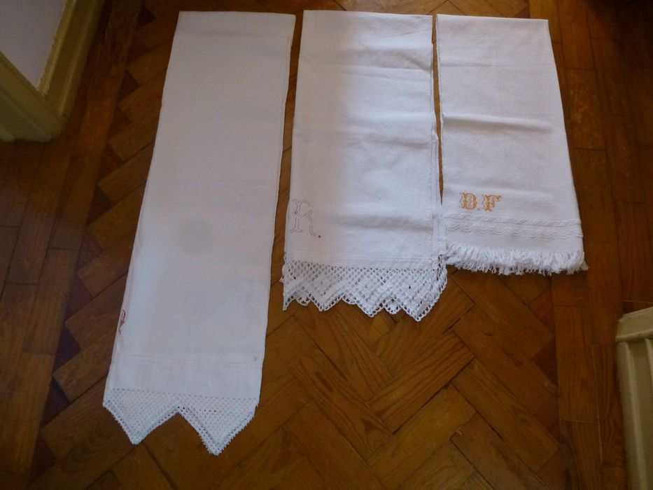 Toalhas de lavatório de linho antigo com monogramas