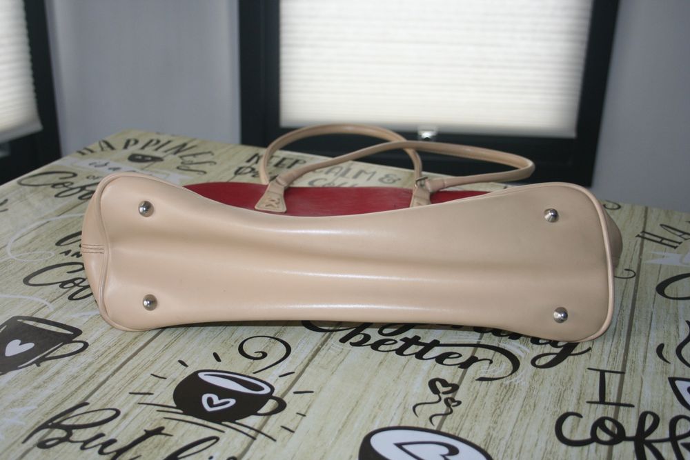 Bolsa vermelha e creme