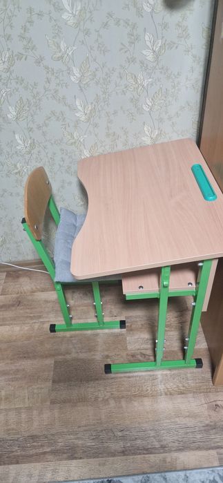 Парта  первоклассника, стол и стул