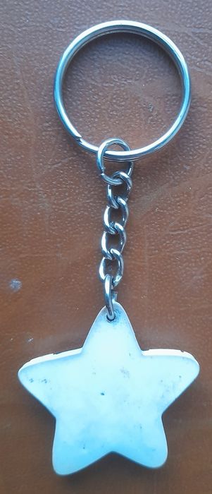 Breloczek nieforemna gwiazda z szachownicą.