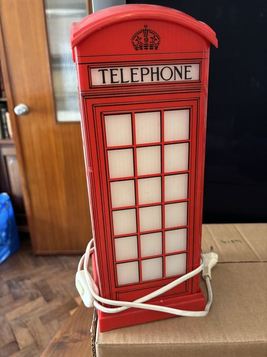 Candeeiro em forma de cabine telefonica antiga