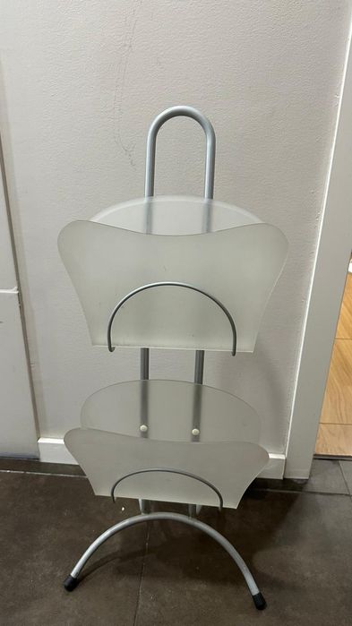 Suporte / Porta-Revistas com Rodas e Prateleiras