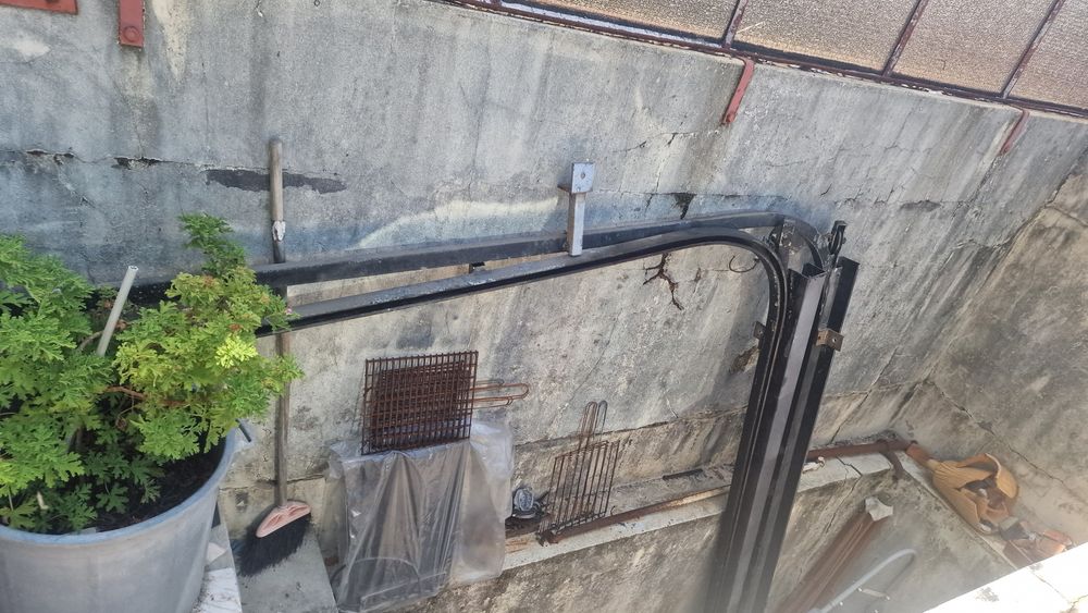 Portão seccionado em alumínio usado mas em bom estado