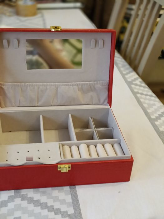 Kuferek biżuteryjny