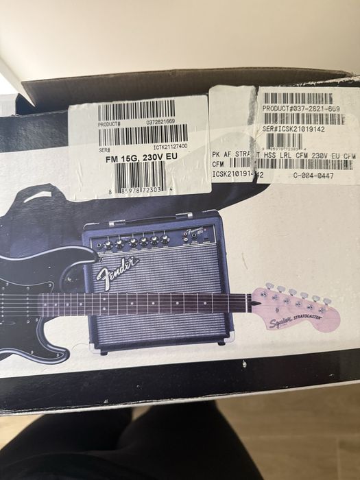 Kit Guitarra Squier Stratocaster HSS + Amplificador Fender (Novo/Completo)