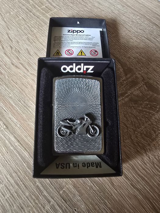 Sprzedam zapalniczkę Zippo.