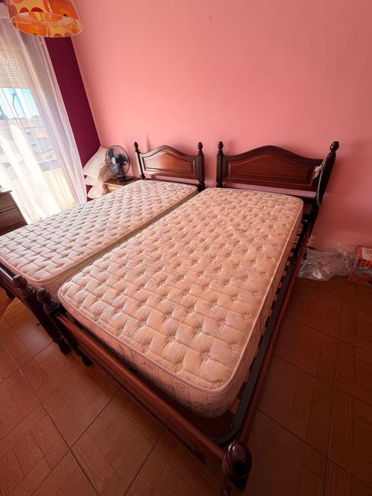 Cama de solteiro com o colchão