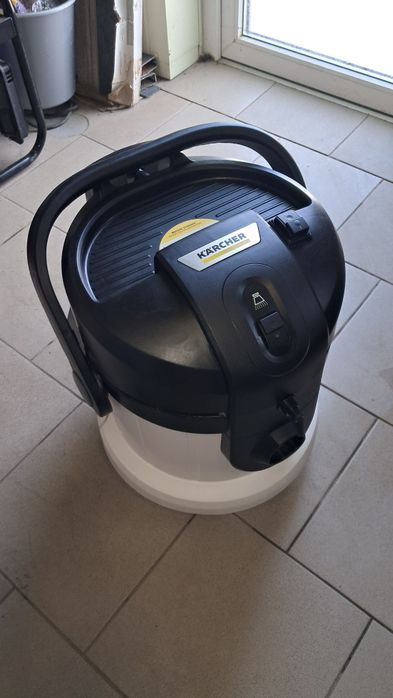Продам майже новий миючий пилосос Karcher SE4