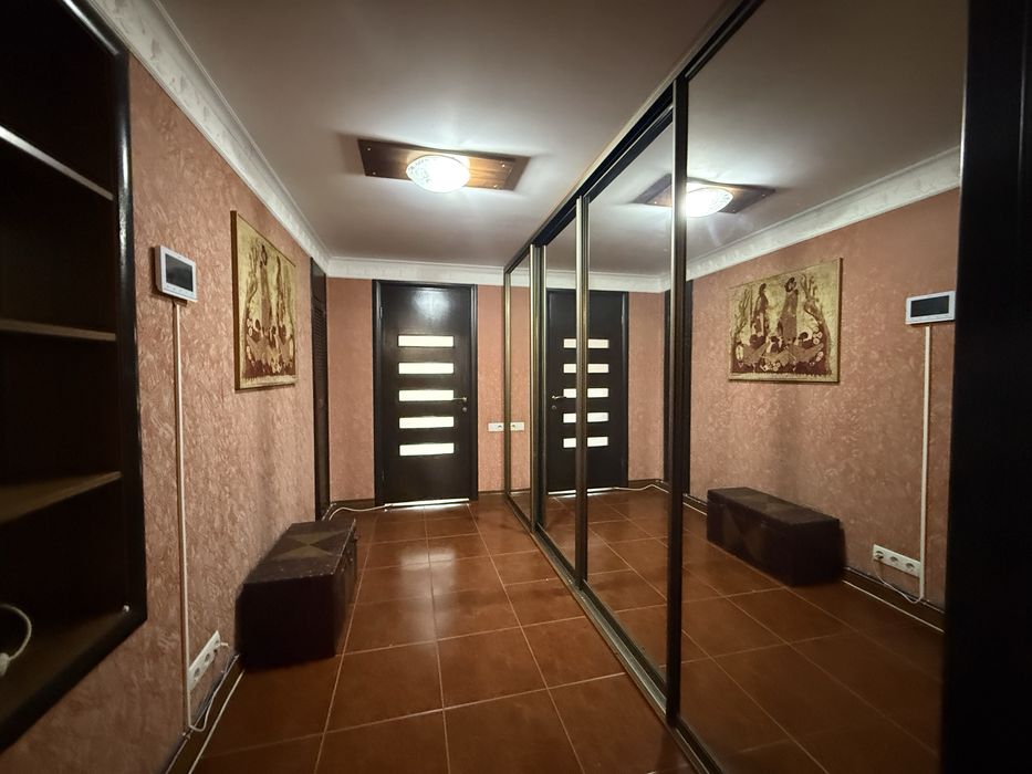 Укомплектований будинок з бомбосховищем