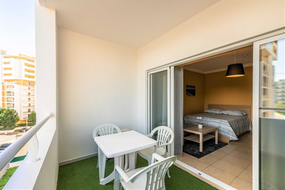 Apt T0 c/ AC, Piscina, Roupas, WIFI, TV Cabo, próx. Praia da Rocha