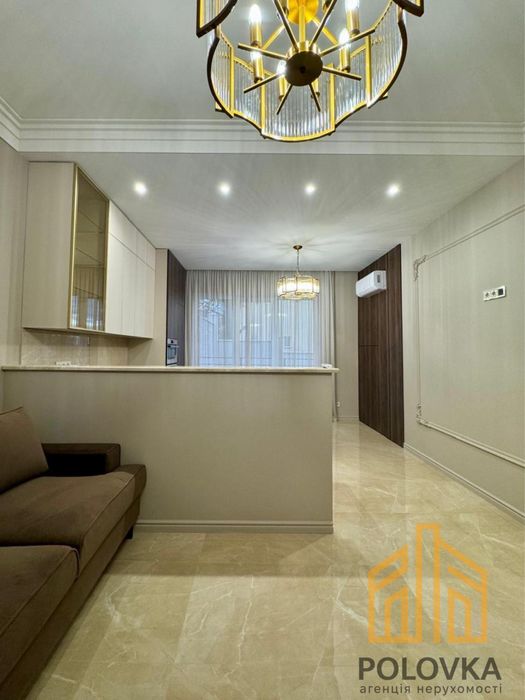 БЕЗ КОМІСІЇ Продаж 3-кімнатного таунхаусу з гаражем у центрі міста