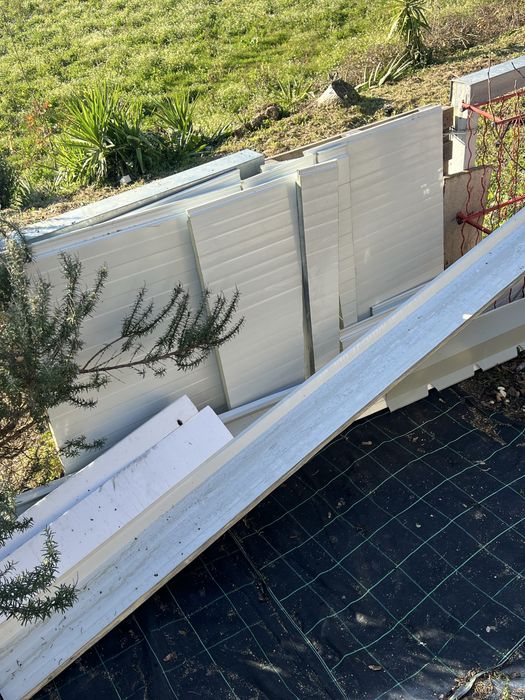 Restos de obras tijolos abobadilhas e chapa sandwich