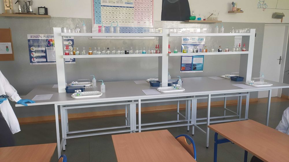 nauczyciel chemii udzieli korepetycji