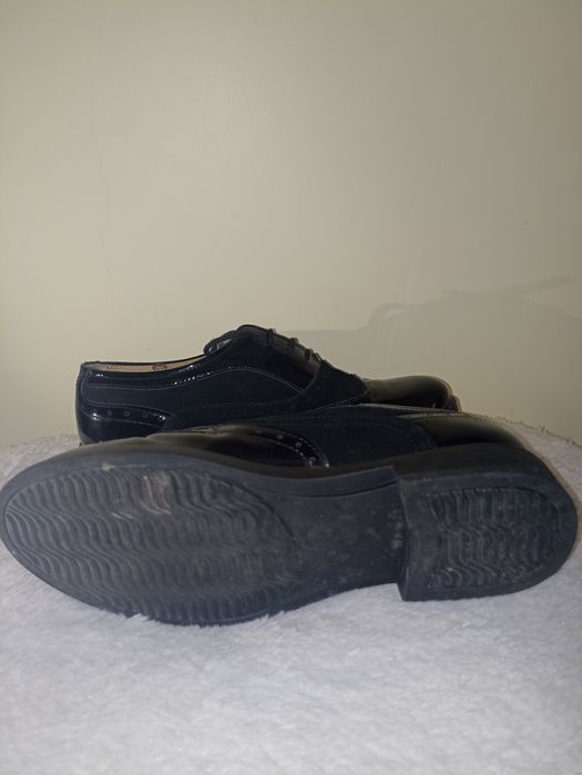 Sapato em pele em verniz. N.38