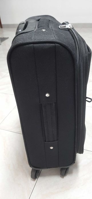 Trólei de viagem com 4 rodas, 2 pegas fixas e 1 pega extensível