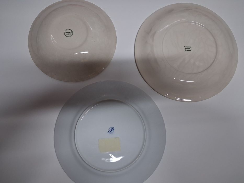 Pratos de loiça antigos