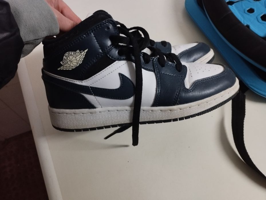 Tênis Air Jordan azuis escuro e brancos 36