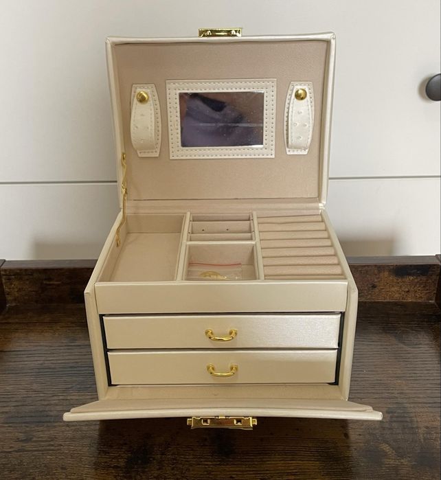 Satynowy kuferek szkatułka na biżuterię z lusterkiem