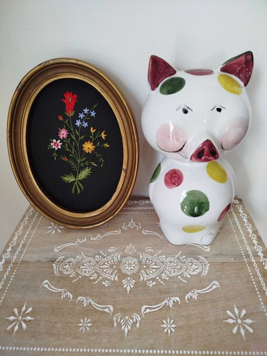 Velharias em Saldo - Mealheiro em Faiança/Quadro com Tecido bordado