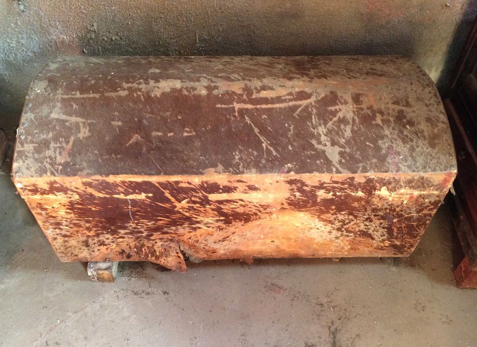 Arca antiga forrada a pele de vaca