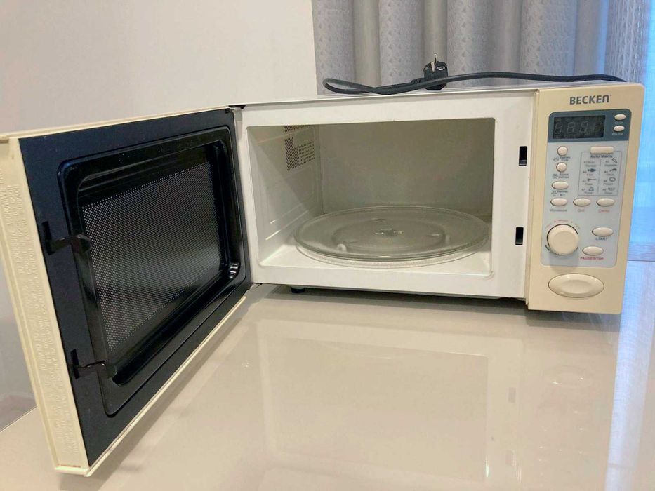 Micro-ondas BECKEN com Grill – 25 L – Digital – Excelente Estado