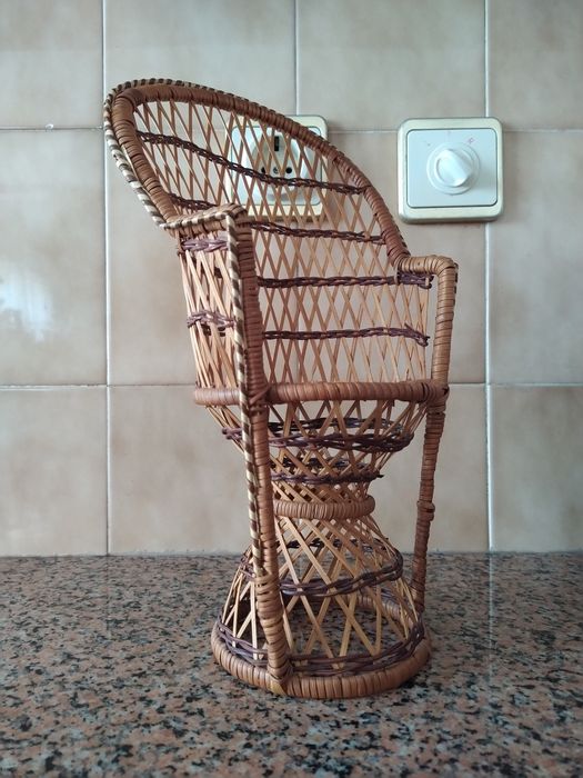 Cadeira de vime verga vintage de bonecas,