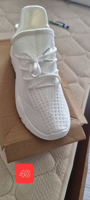 Vários sapatos de mulher