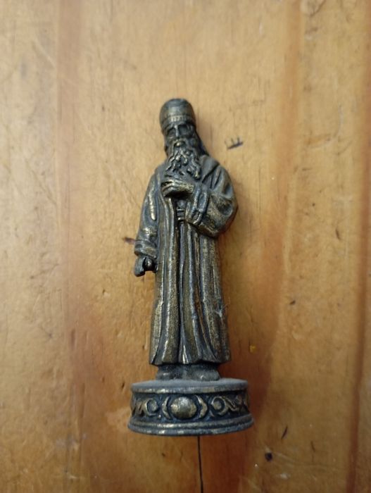 Várias figuras em bronze