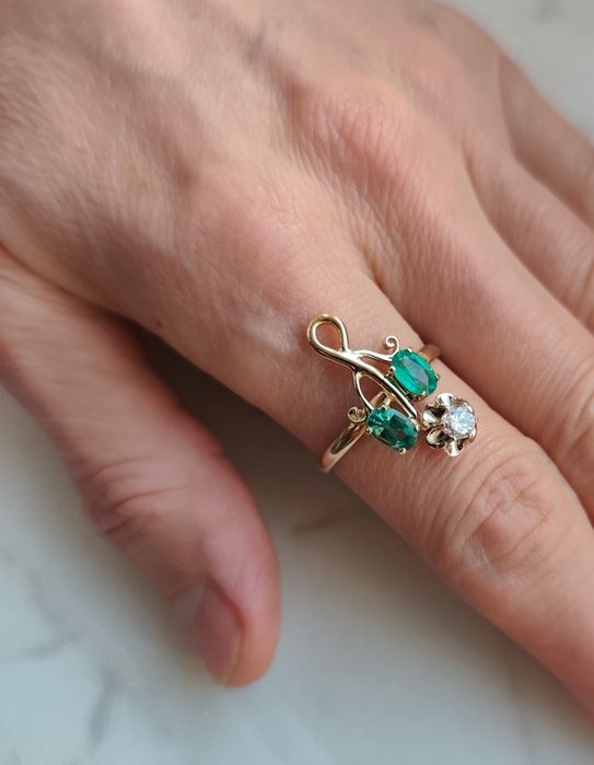 Старинное кольцо 56 пробы с натуральными изумрудами и бриллиантом