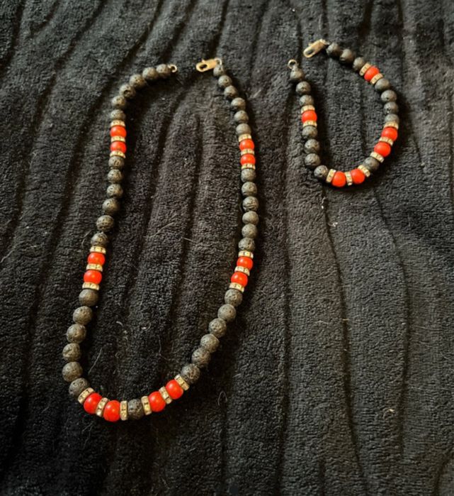 Colar e pulseira preta e vermelha