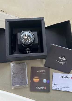 MoonSwatch SO33B700 – Omega x Swatch Snoopy Nocny Design