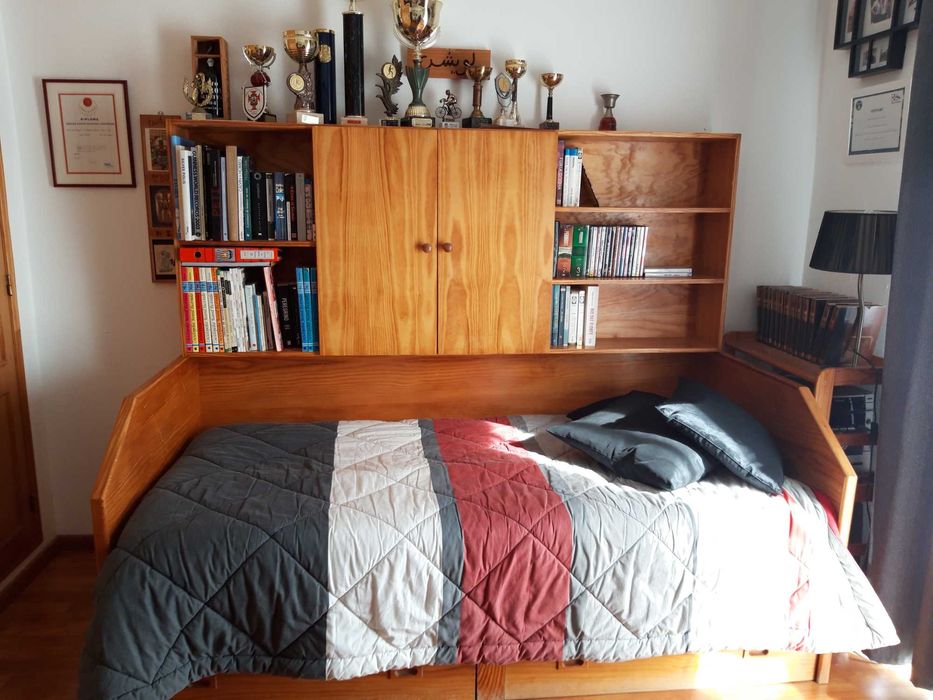 Vendo cama e alçado, madeira maciça 2 gavetas e alçado com prateleiras
