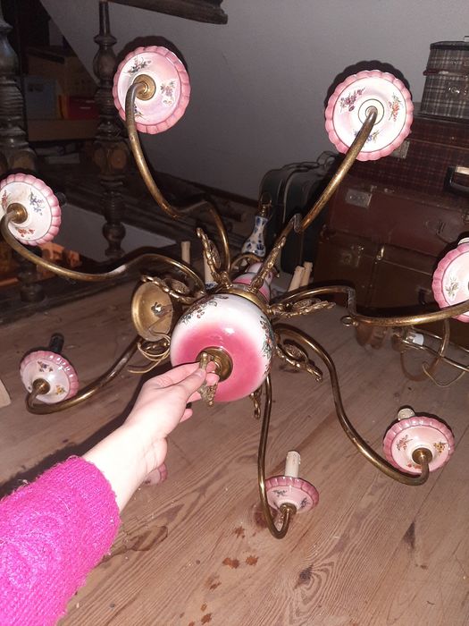 Żyrandol ceramiczny, róż, 8-ramienny, mosiądz, pająk, vintage