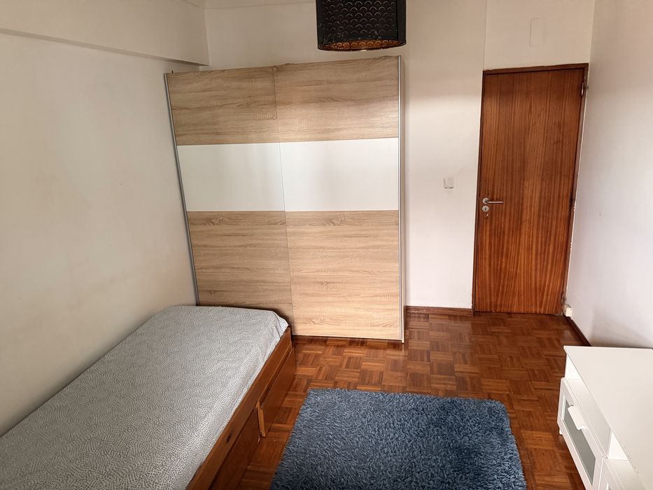 Quarto mobiliado- 400€ tudo incluido - Algueirao Mem Martins