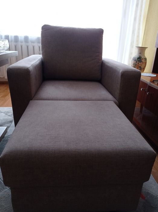 Fotel z podnóżkiem.