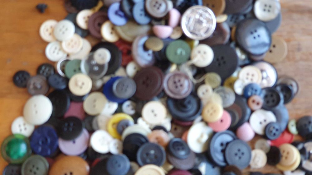 Пуговицы. Большое количество. Разных времен и размеров.
