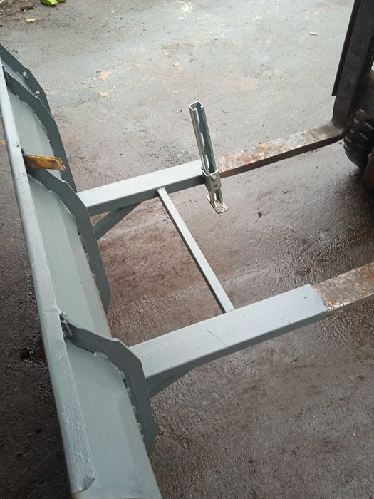 Pług śnieżny zgarniacz odpadów