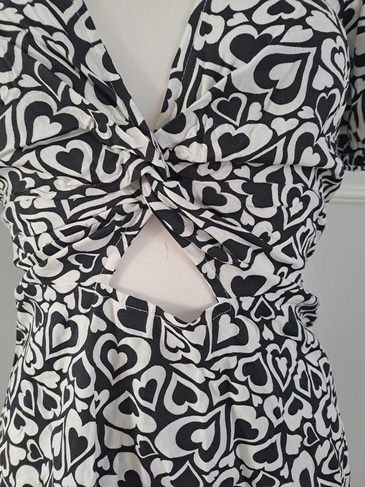 Sukienka mini w serca z wycięciem – Cut-out & Puff Sleeves