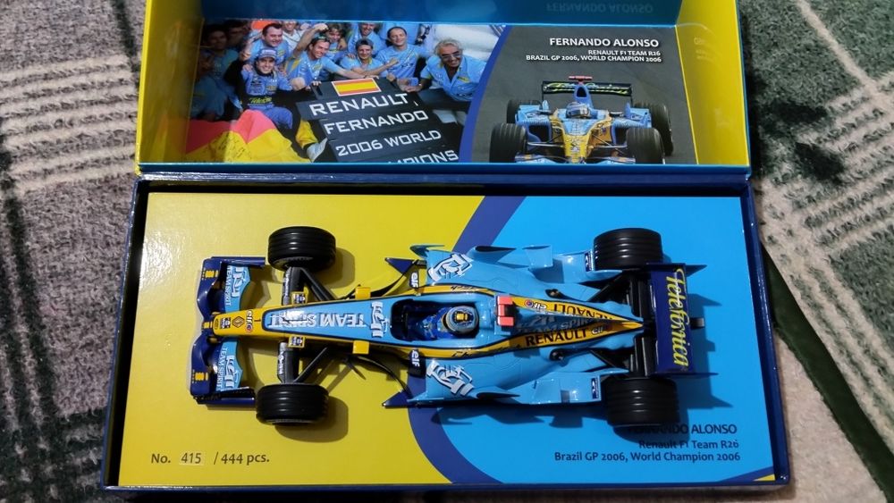 Miniatura 1/18 Fernando Alonso, campeão do mundo 2006 GP do Brasil