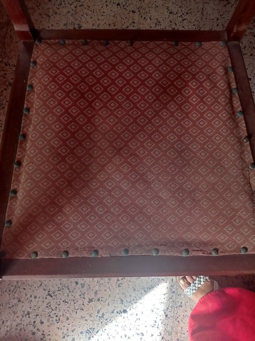 Conjunto de duas cadeiras muito antigas