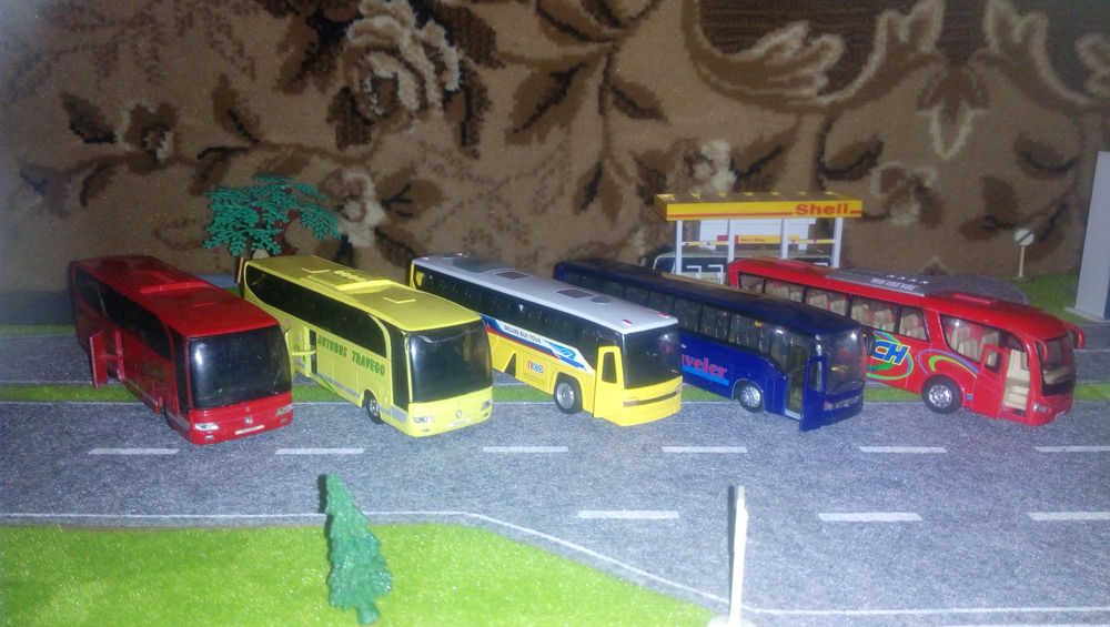 Моделі автобусів 1/64.