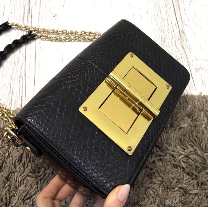 Сумка черная tom ford с тиснением  том форд